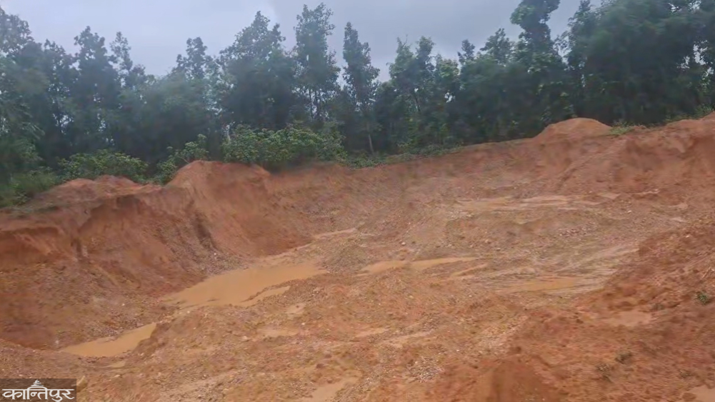 Illegal mining under the patronage of the mayor, locals and parties demanded an investigation