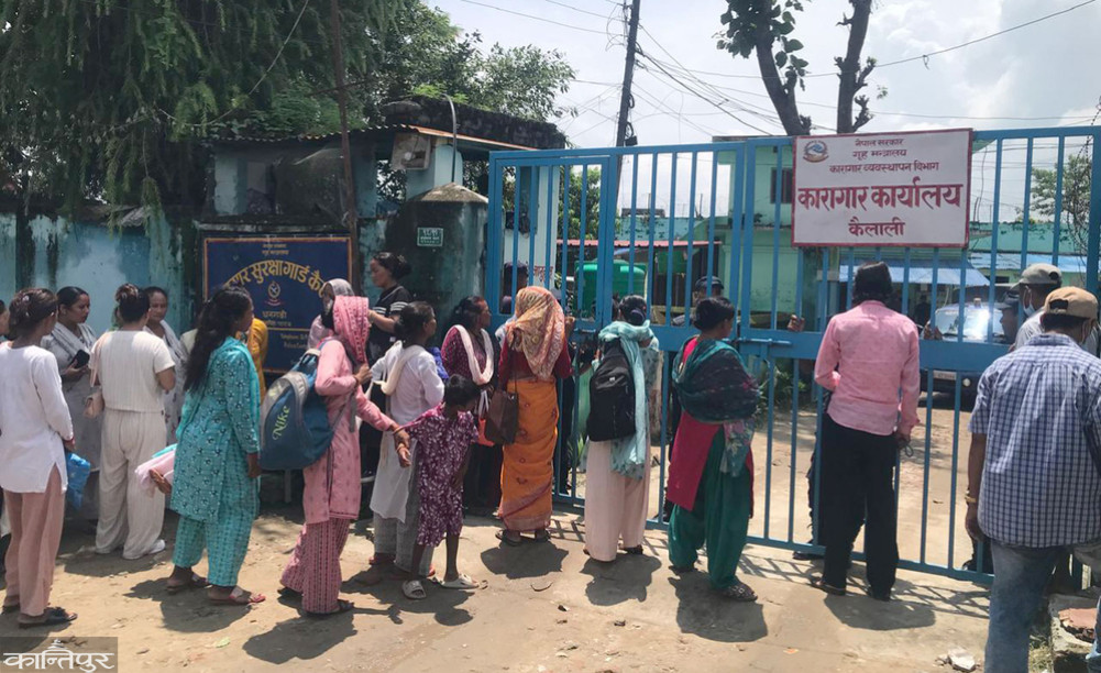 While the clashes have been going on for three weeks, the Chief and Kamu are on leave, the violence is due to the negligence of the prison administration