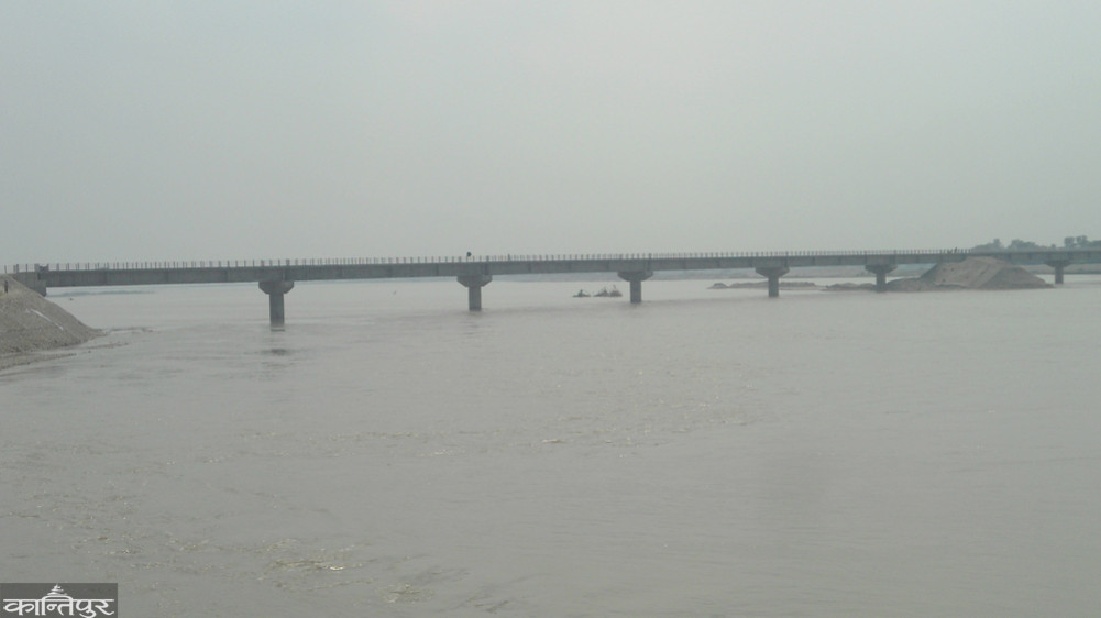 Use of large stones to protect the Karnali Bridge from floods and erosion