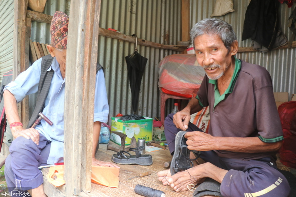 ”Since the house was swept away by the flood, the husband and wife have been living separately”