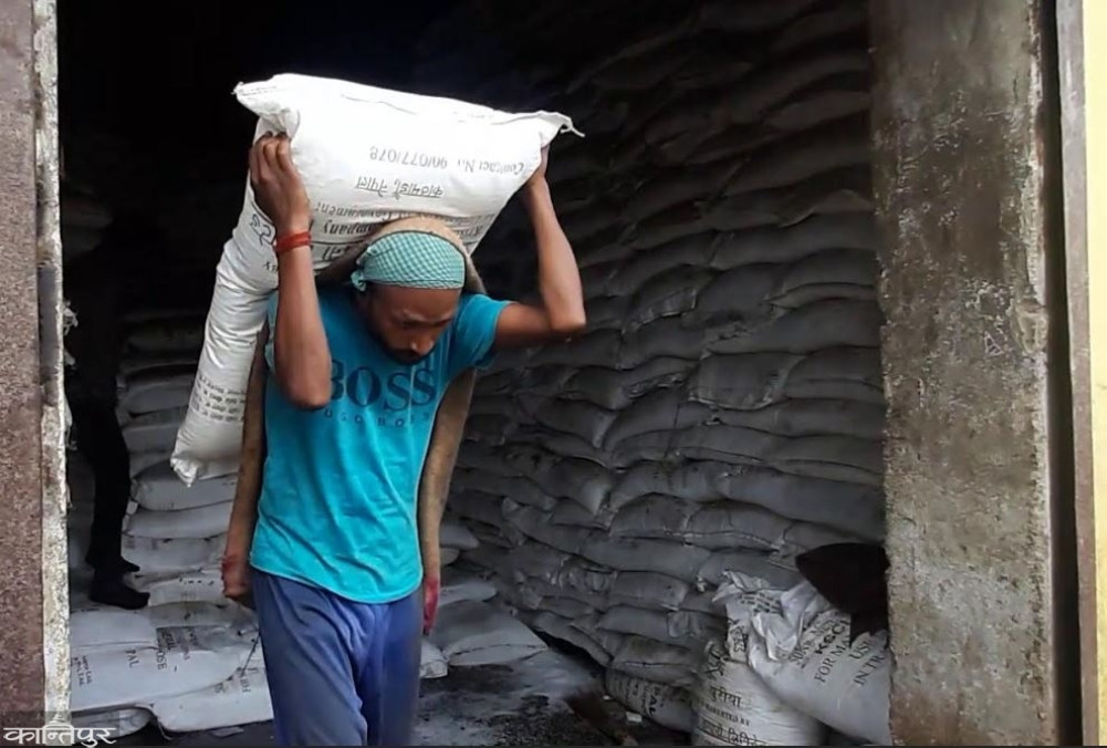 Due to the negligence of the cooperative, the manure was stored in the warehouse, the farmer was watching