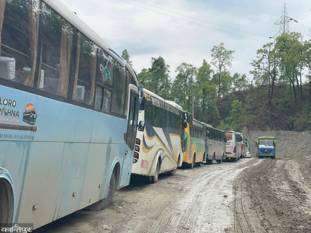 12-hour jam in Daunne due to mud after normal rains
