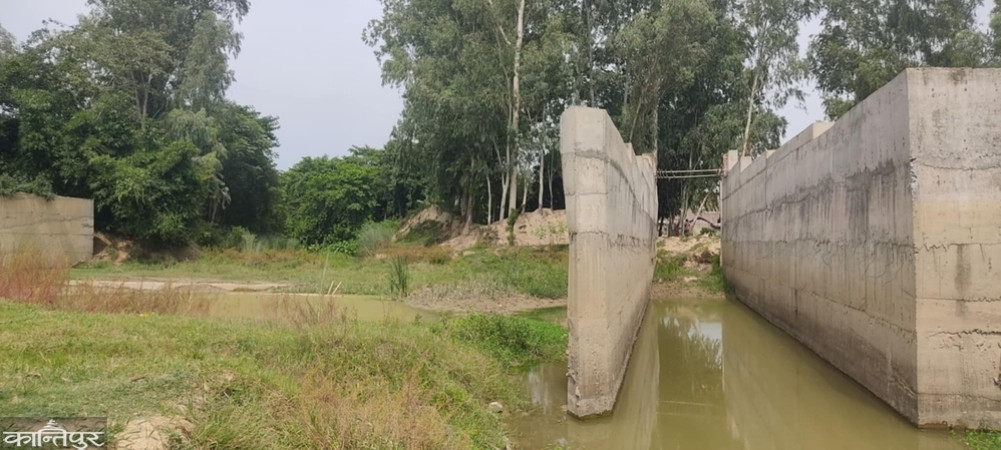 धनुषा हंसपुर नगरपालिका–९ मोरहामा सुकेको नहर । तस्बिर : कमलेश ठाकुर/कान्तिपुर