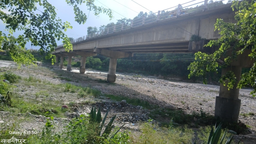 Hetaunda's Rapti river bridge is causing danger