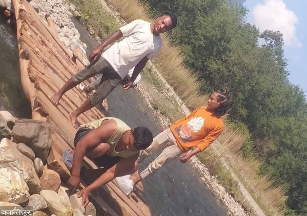 Locals build wooden bridge in Lothar