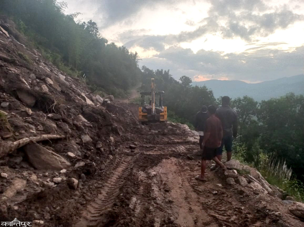 Sapsukhola-Manebhanjyang-Panchdhare road blocked by landslides in operation