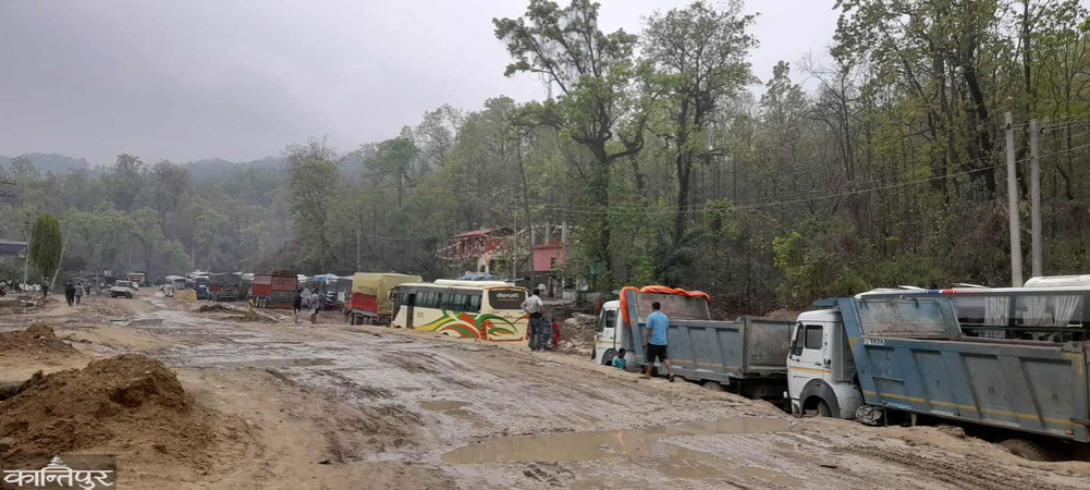 Narayangadh-Butwal Road: Traffic has been blocked for 21 hours due to slippage in the road
