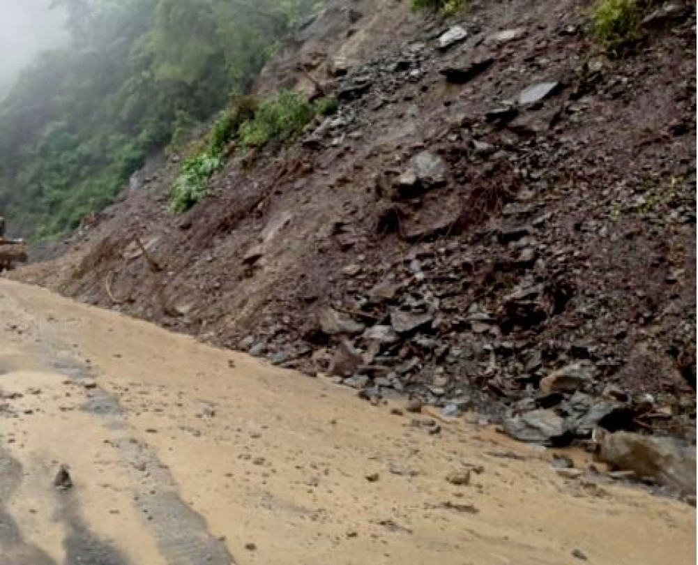 Diktel-Gaighat road blocked