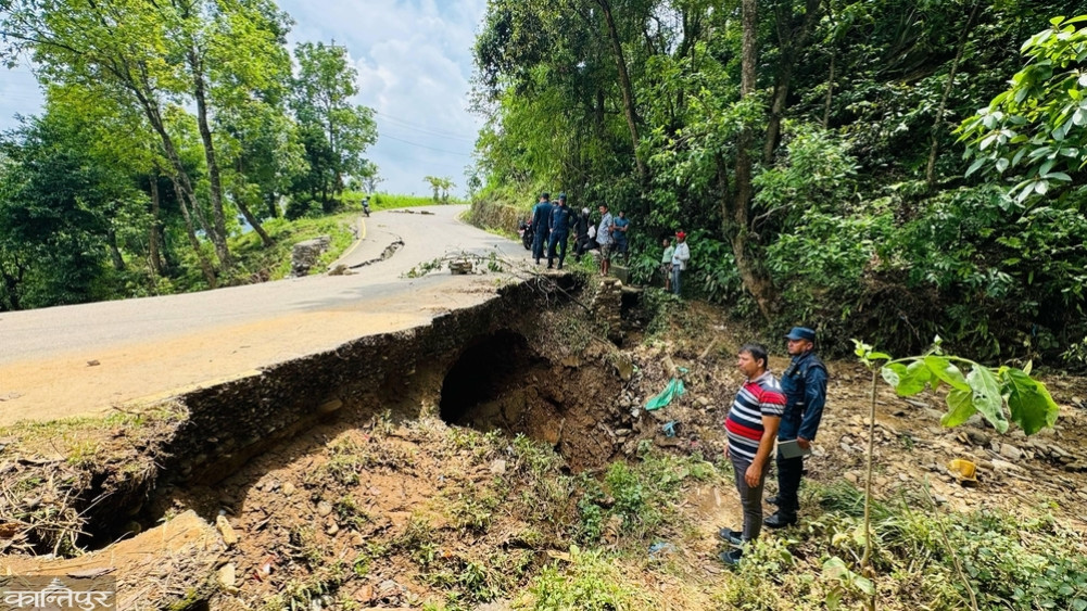 The stone-covered road was washed away, traffic stopped