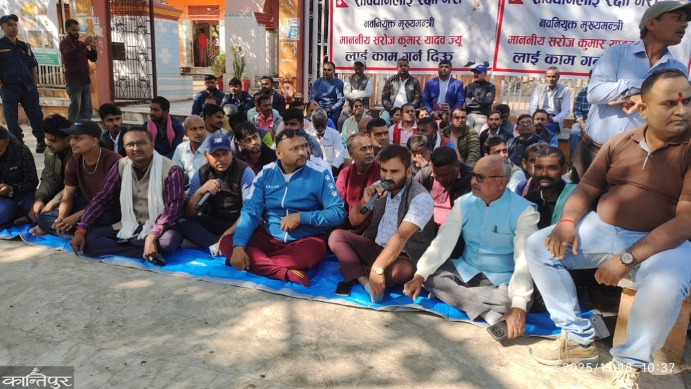 UML holds sit-in in Madhesh, asking the Chief Minister to 'let him do his job'