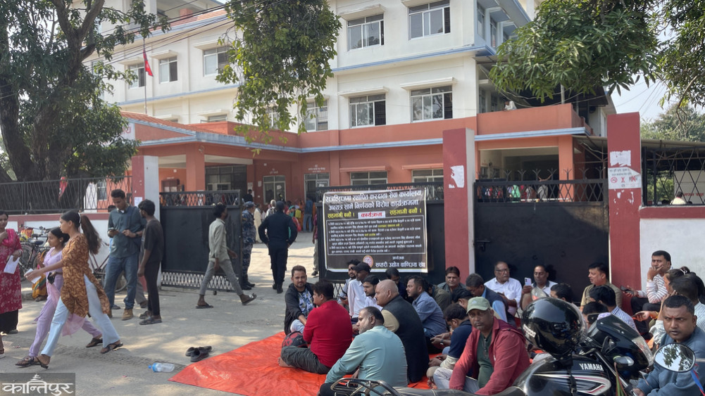 Protest in front of the administration office against the abolition of the Taxpayer Service Office