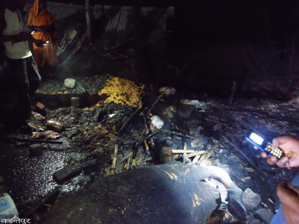 A fire broke out in the house of the Ward President and 10 houses were burnt