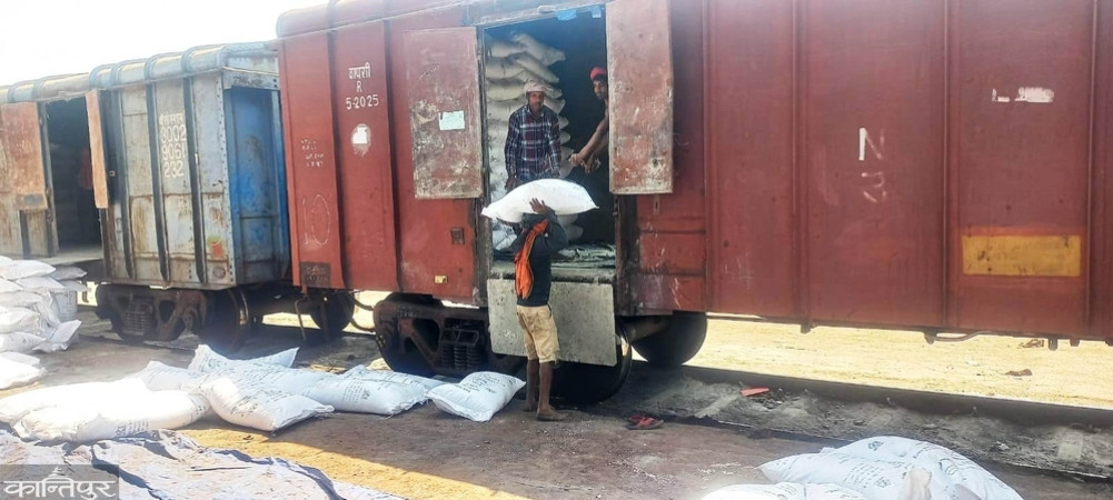 5 racks of urea fertilizer simultaneously in Birgunj and Raxaul