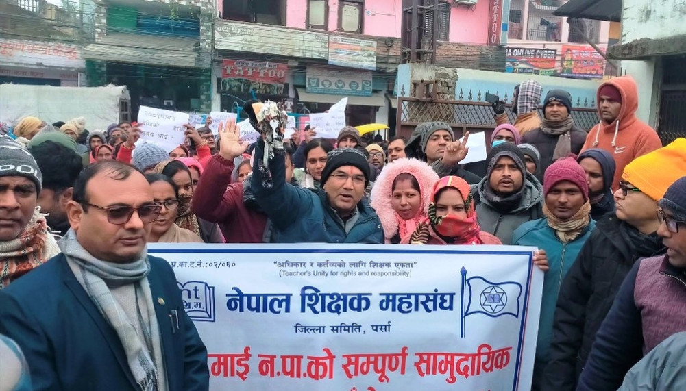 After not receiving the salary, the teacher closed the school and handed over the keys to Prazia