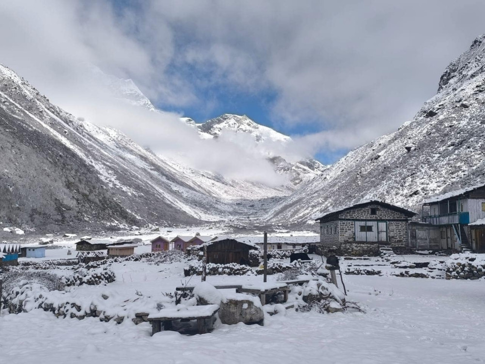 Snowfall stops girls walking to Tibet, tourists who climbed Kanchenjunga return to settlement