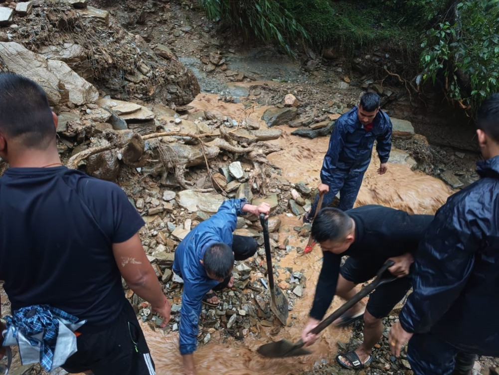 Two people who were walking to Mamaghar disappeared in the landslide