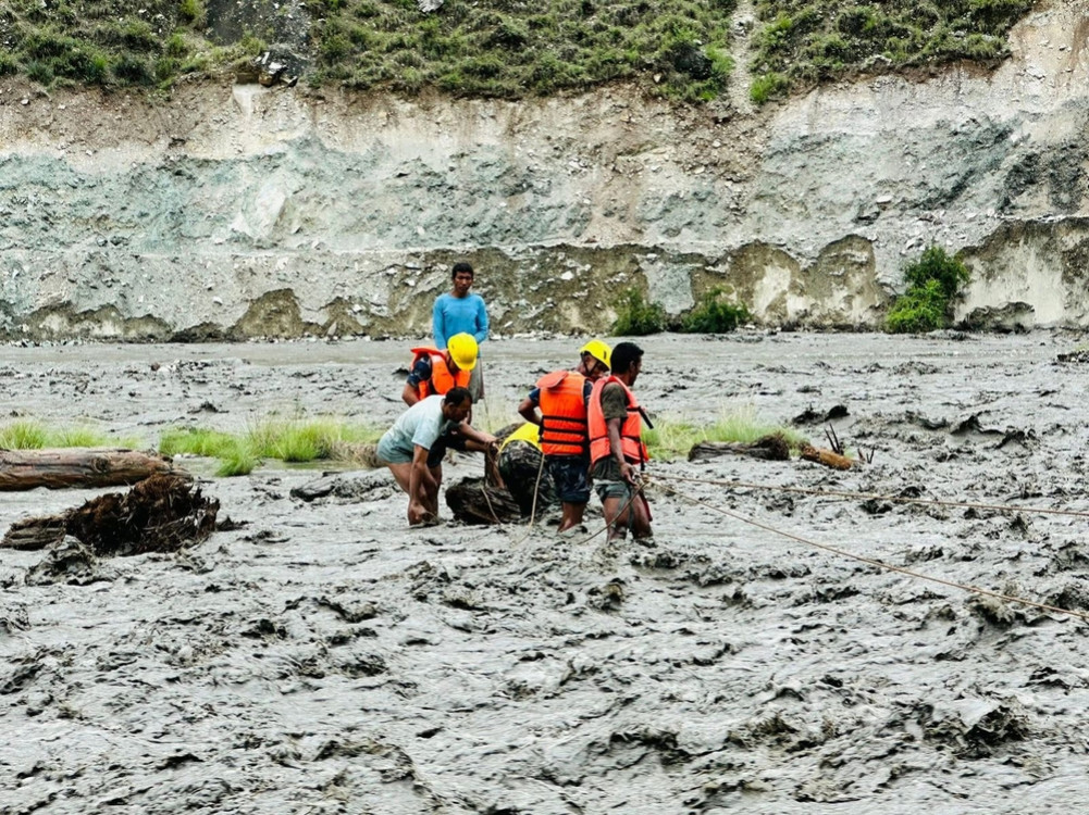 Rescue of four people trapped in Thuliveri River