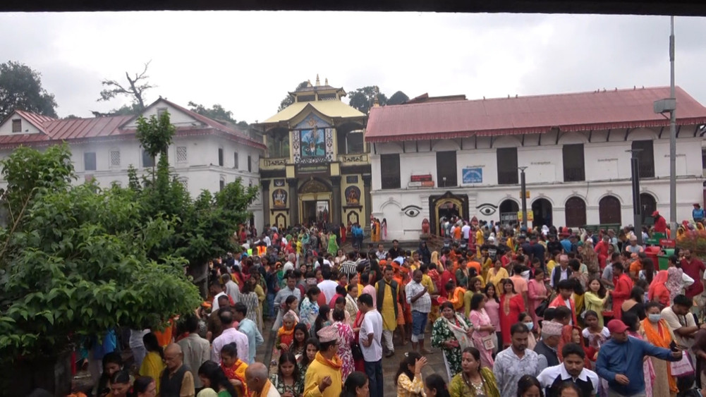 काठमाडौंको पशुपतिनाथमा बिहानैदेखि भक्तजनहरुको भीड देख्न सकिन्छ । साउने सोमबारको पूजाआज गर्न आएका दर्शनार्थीका लागि बिहान साढे ३ बजेदेखि नै चारै ढोका खुला गरेर भक्तजनलाई दर्शन गराइएको छ ।