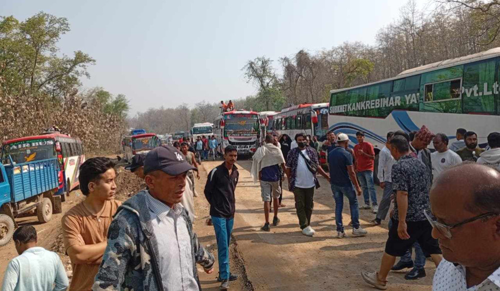 Down road blocked for 16 hours, thousands of passengers stranded
