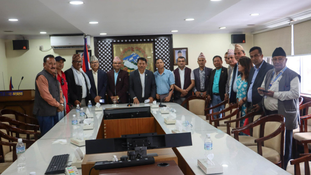 Meeting with the Deputy Prime Minister Singh, Chairman of the Land Commission, requested to take initiative to solve the problems faced while working
