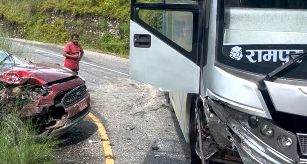 4 people were injured when a car and a bus collided at Boudikali in East Nawalparasi
