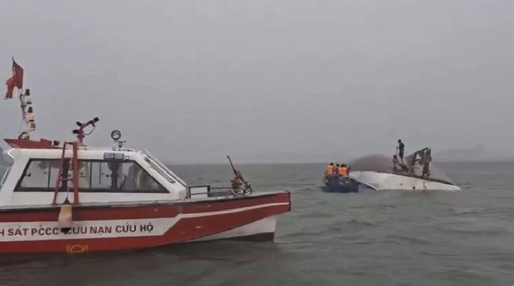 37 people died when a boat overturned due to a storm in Vietnam