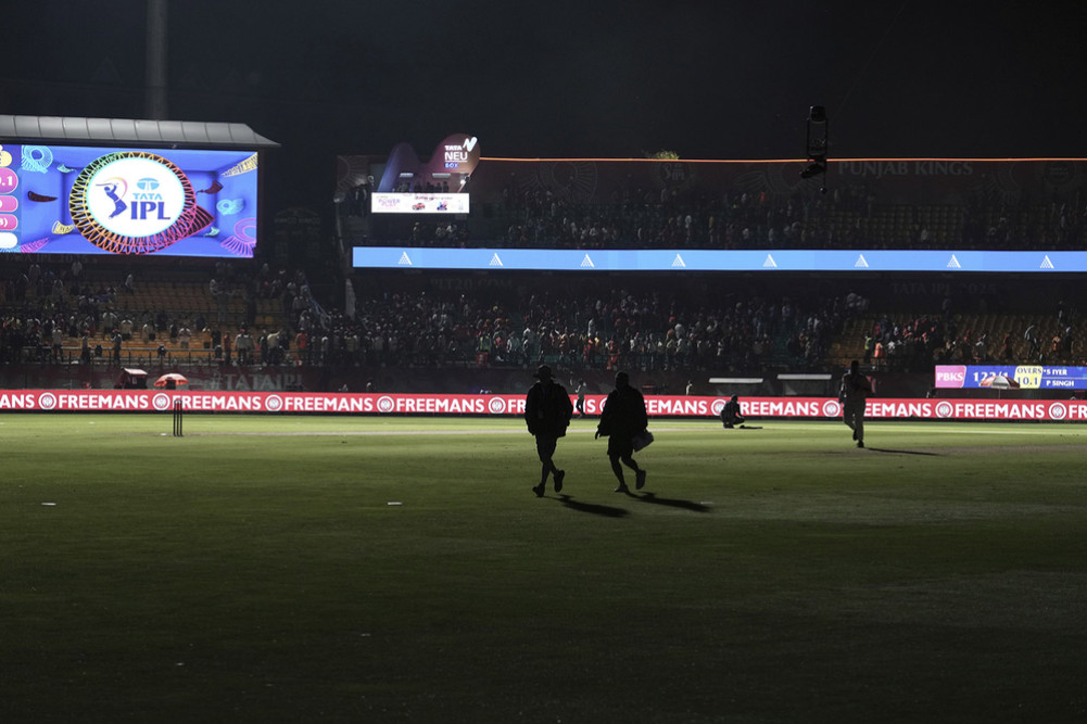 A security threat led to the floodlights going off in the middle of an IPL match