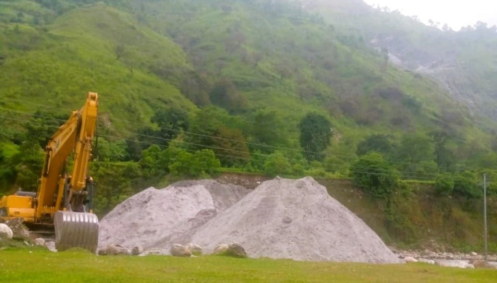 Why did Minister Pal of the Far West become controversial in the death of a child in Baitadi?