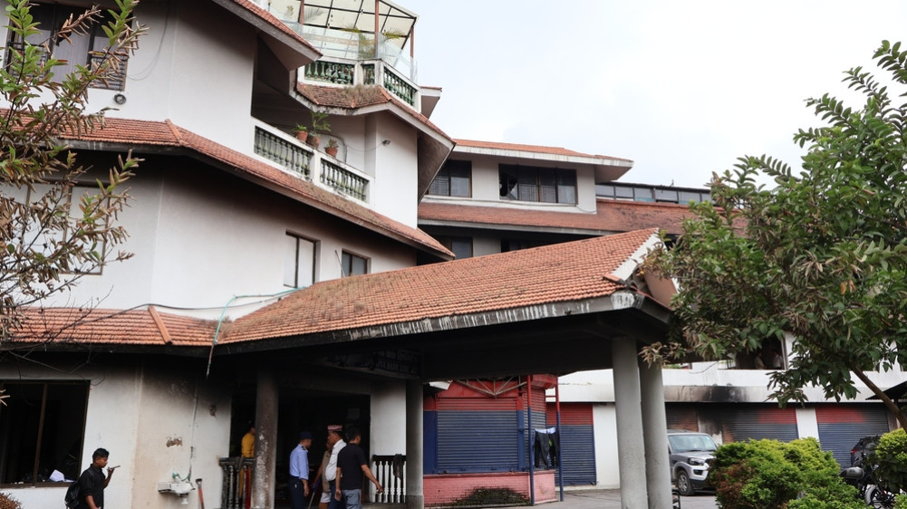 5.5 crores and 18 kilos of gold were looted from the National Commercial Bank in the demonstration