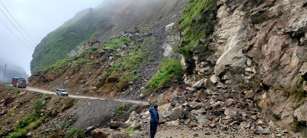 Dry landslides blocked traffic on the Beni-Jomsom road