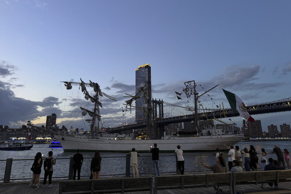 Why did the ship hit the Bukrlin bridge?