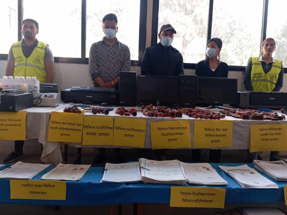 Three people were arrested for making forged documents