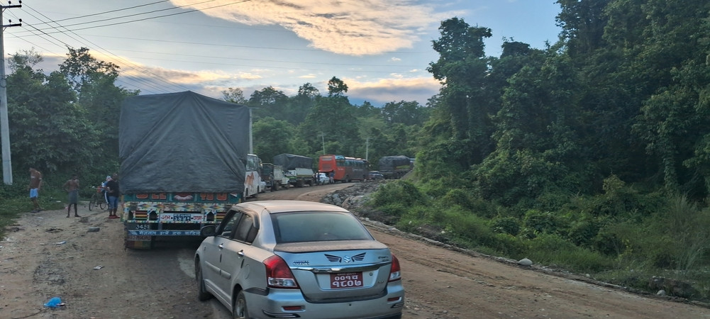 Long traffic jams due to icy and slippery roads