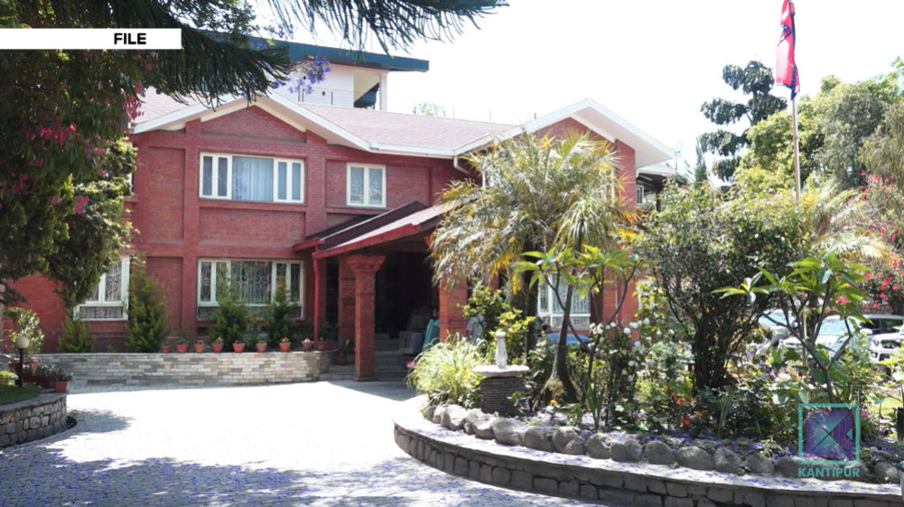 Demonstrators trying to enter the Deuba residence