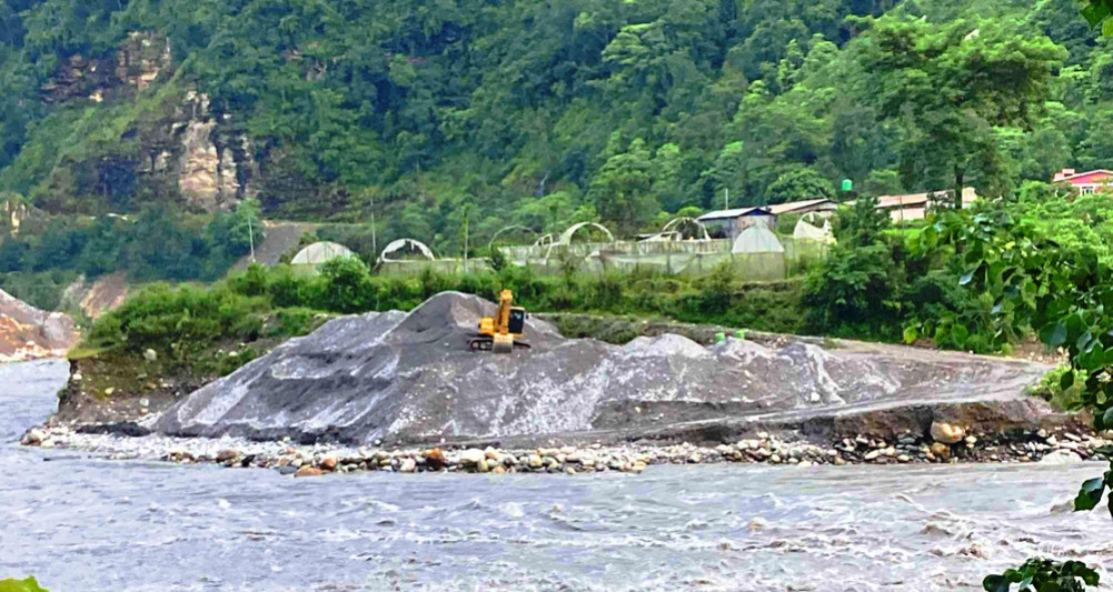 Illegal mining did not stop in Kaligandaki, municipality started action