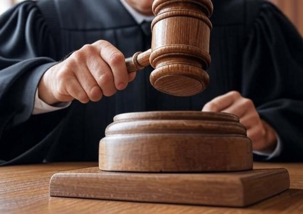 A fine of 100,000, 6 months imprisonment for a hotelier who mixed inedible color in food
