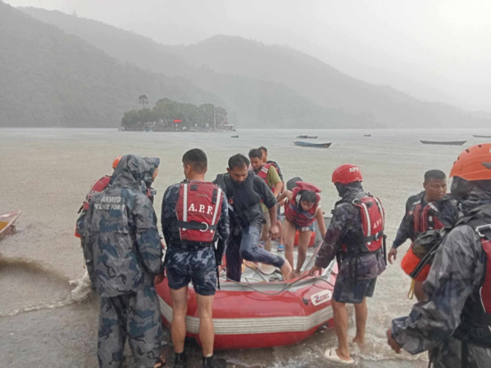 Safe rescue of 7 people trapped in Fewa lake after the boat overturned