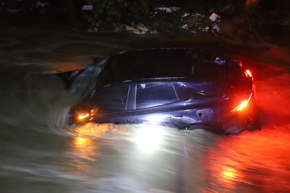 Rescue of a woman who was swept away with a car in Bishnumati