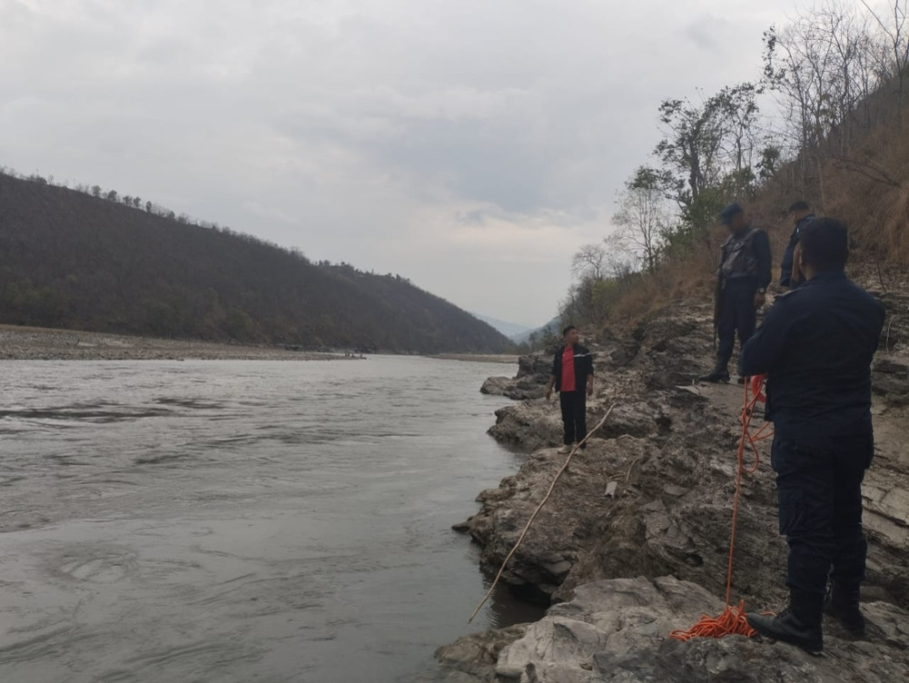 3 injured people are being treated after the jeep fell into the Arun river