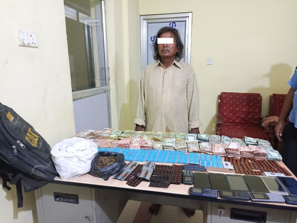Selling drugs from a terrace in Rajviraj, businessman arrested with lakhs of cash