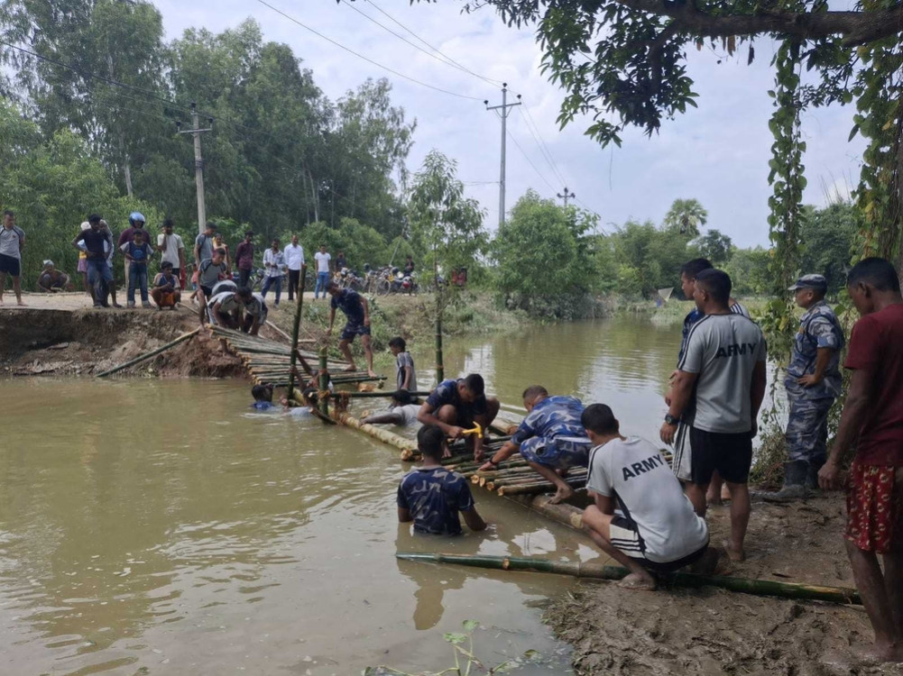 The security personnel made a bamboo lach on the broken post road