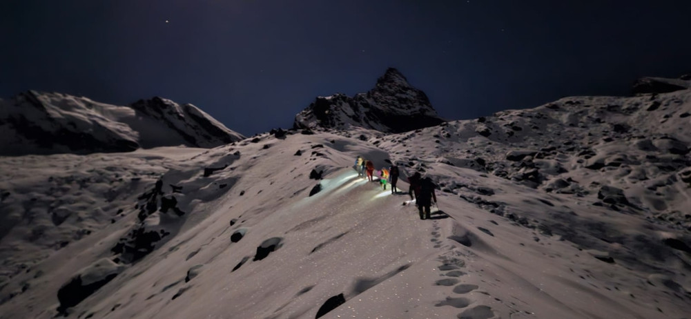 Eight women at the same time on the summit of 'Yalung Ri'