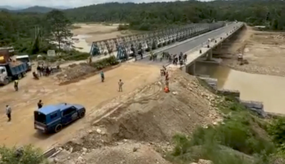 Traffic operation through the concrete bridge over Vinayi river