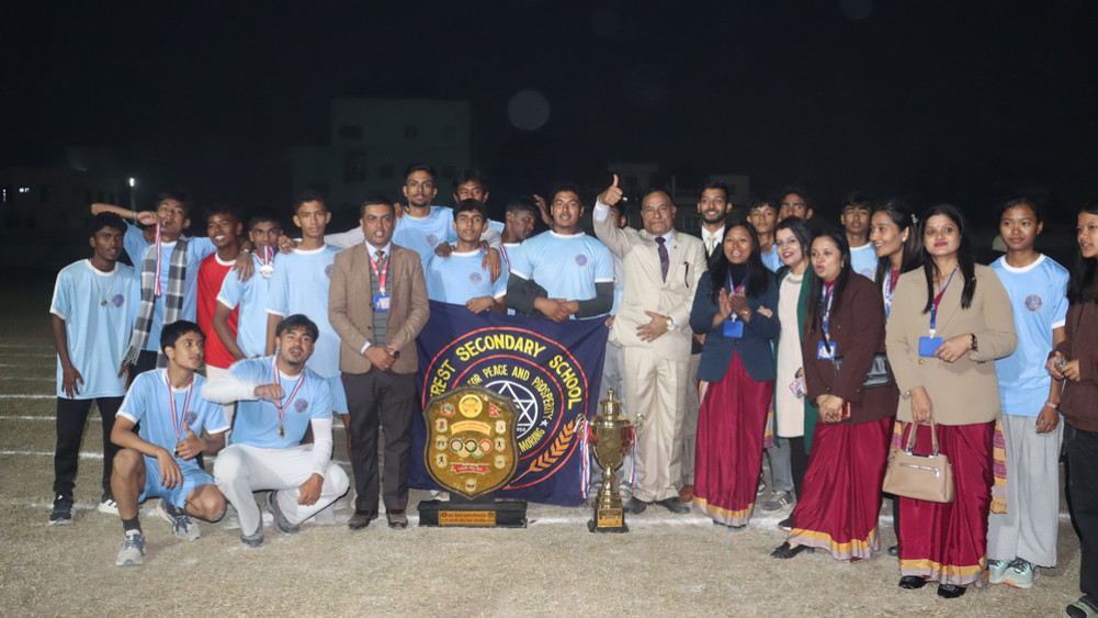 Everest wins the President's Running Shield