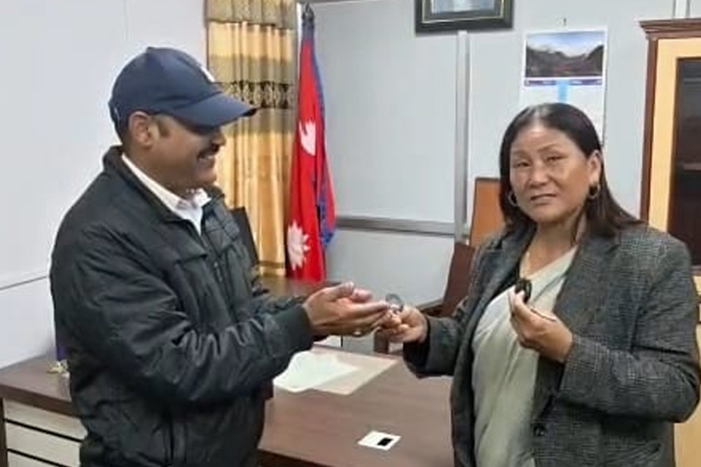 Deputy Speaker Rana hands over vehicle to Parliament Secretariat after term ends