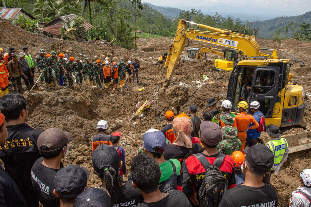 10 dead, 18 missing in landslide in Indonesia