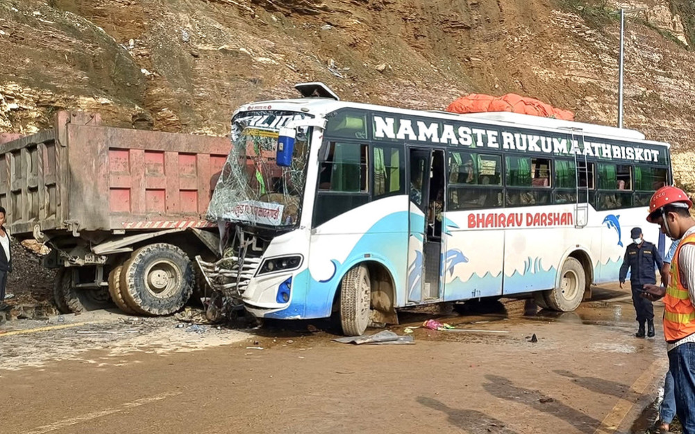 7 people injured when bus and tipper collided