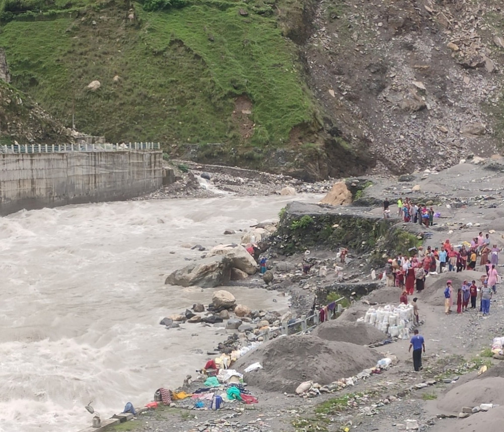 One person was swept away while extracting sand in Mahakali
