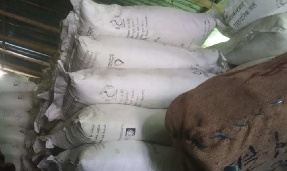 200 sacks of subsidized fertilizer were found from a trader's godown in Katari