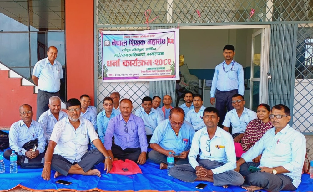 Warning of deduction of salaries of teachers who protest by attending